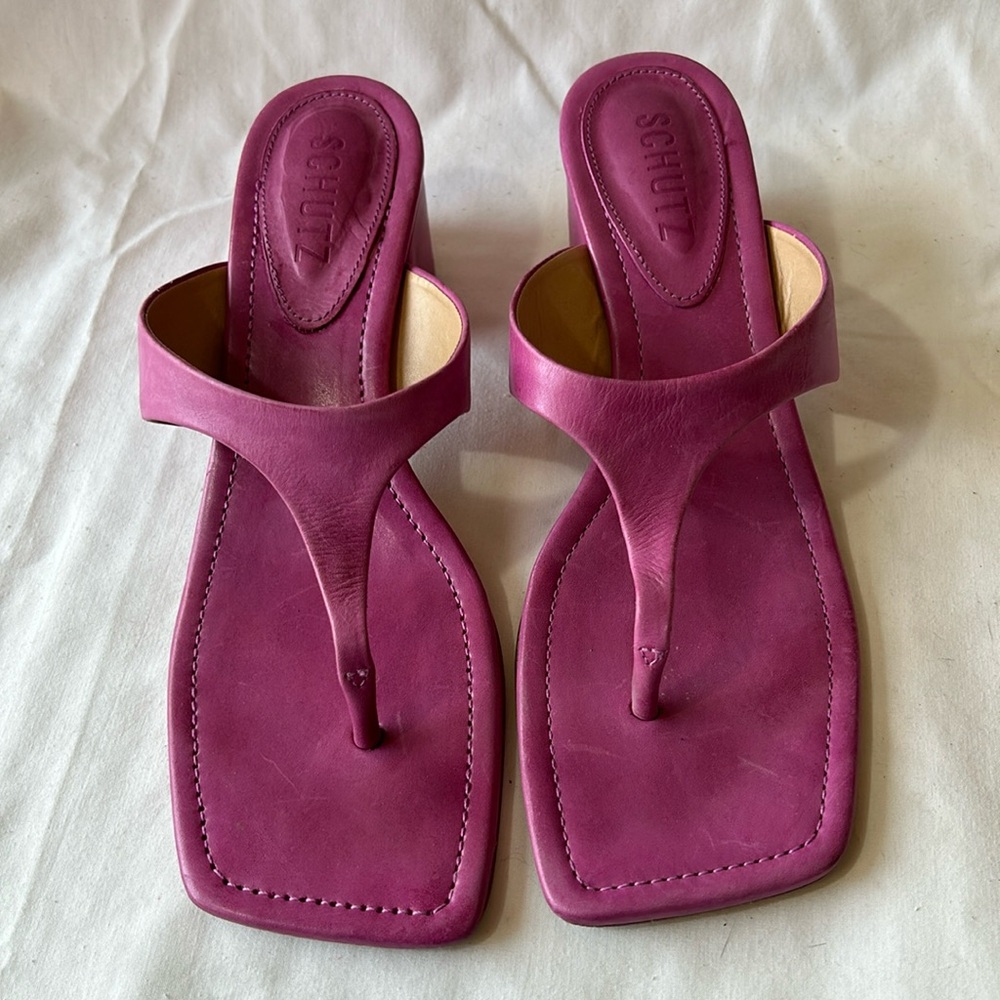SCHUTZ Fuchsia Leather Thong Sandals